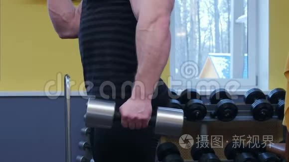 肌肉男在健身房锻炼手臂视频