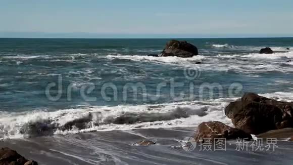 沙滩蓝天冲击岩石视频