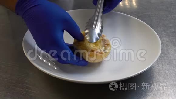 美食设计师餐厅菜单厨师装配餐视频