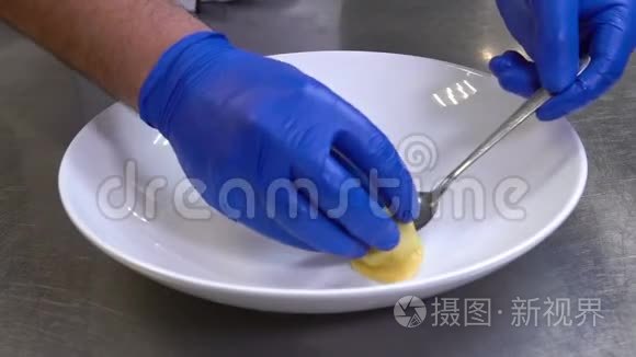 美食设计师餐厅菜单厨师装配餐视频