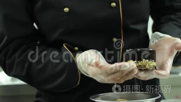 专业糖果师装饰单份蛋糕的录像视频