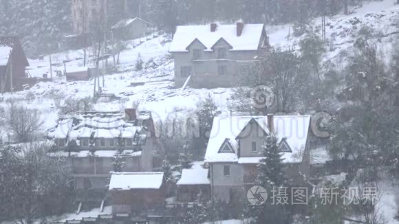 雪平静而平静地落在树林山的村庄