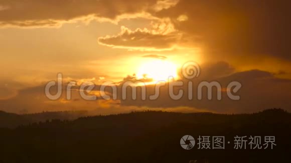 暴风雨般的灰色云层带走了太阳。 时间流逝