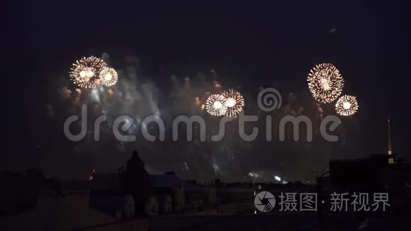 夜晚的城市庆典黑暗的天空中明亮的彩色闪光