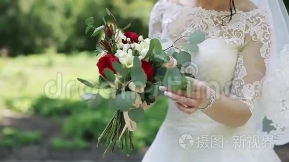 新娘带着美丽的婚礼花束视频