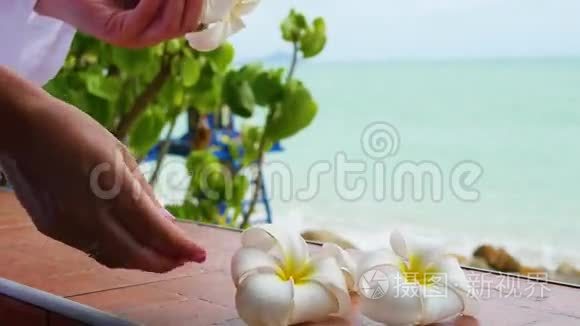 在露台上手工布置热带花卉梅花视频
