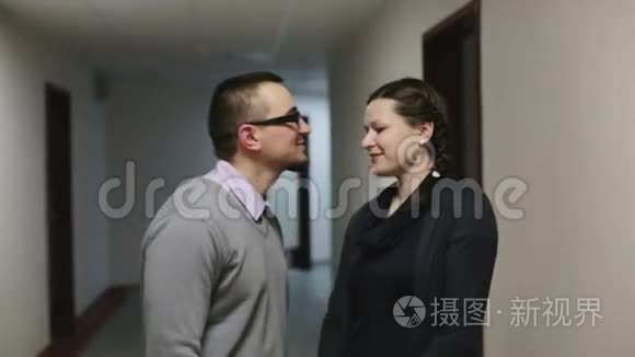 年轻的男人和女人互相看着亲吻。