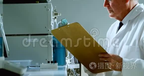 男科学家在剪贴板上写字视频