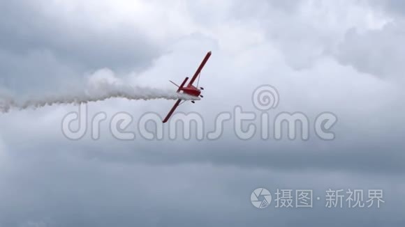 空气中稀薄的烟雾在天空中飞舞视频