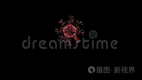 美丽的烟花爆炸表演在夜空动画与绿色屏幕。