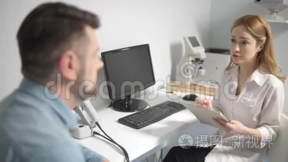 有眼科医生会诊的男性病人视频