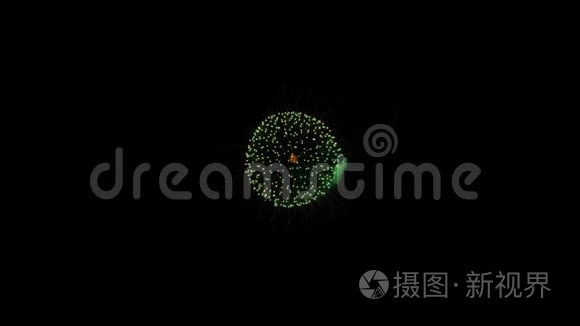 美丽的烟花爆炸表演在夜空动画与绿色屏幕。