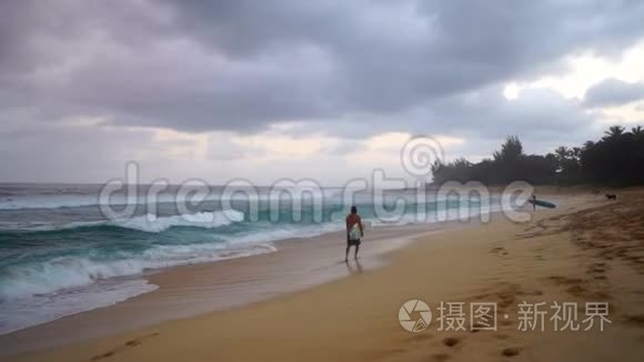 冲浪者漫步海洋海岸线海滩多云风暴日海岸冲浪