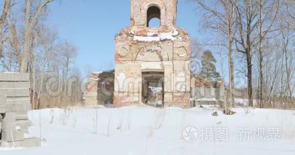 摄像机从顶部移动到顶部移除了被摧毁的教堂