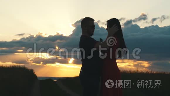 浪漫情侣拥抱爱情的剪影视频