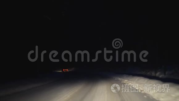 冬天夜间开车，下雪，天气滑雪，山林