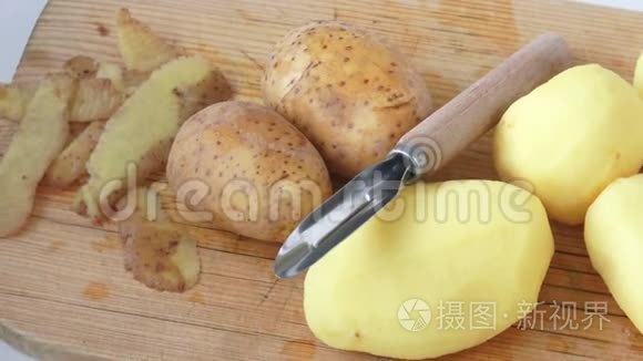 土豆削皮机和块茎削皮，放在木桌上