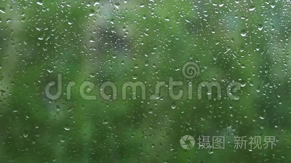 雨水滴在窗户玻璃上视频