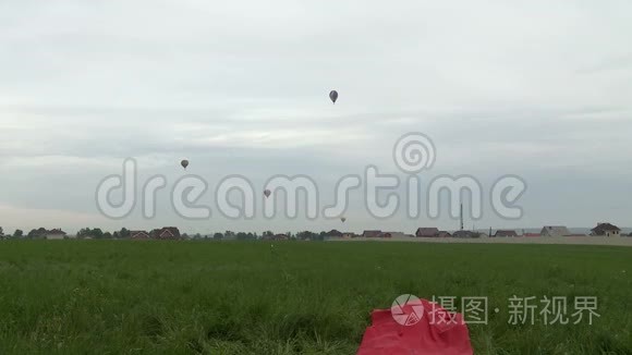热气球飞过田野和农舍视频