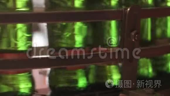 啤酒厂自动化生产线上的啤酒瓶视频