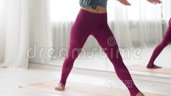 做瑜伽战士姿势的女人视频