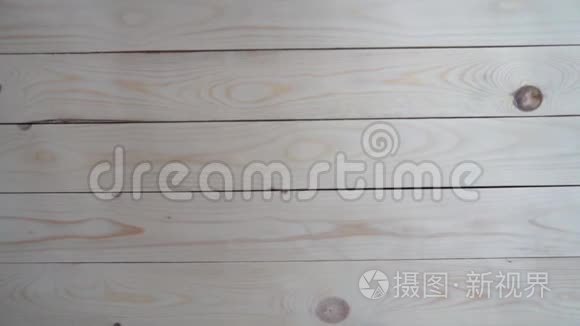 女子手绘白色木桌视频