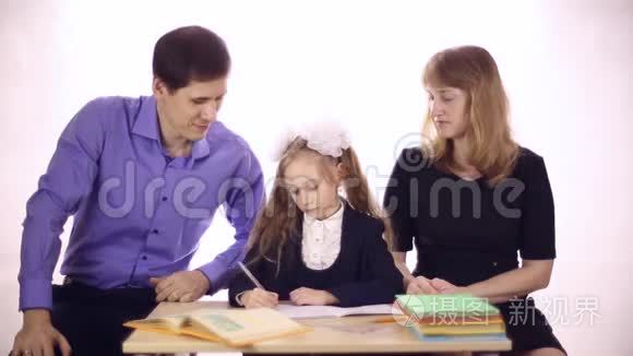 父母帮女儿做家庭作业视频