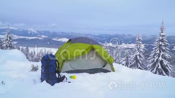一个背着背包的人在冬天的山里旅行