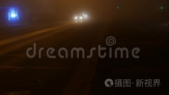 雾中夜城的城市背景视频