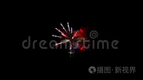 夜空中闪耀着金光的大烟花,阿尔法绿幕动画短视频