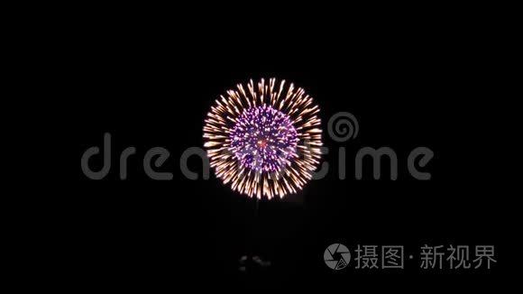 夜空中闪耀着金光的大烟花炮,阿尔法绿幕动画短视频