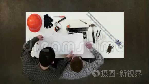 两个男建筑师讨论图纸和蓝图视频