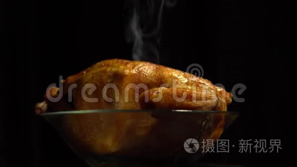 在黑色背景的玻璃盘子里热炸鸡。