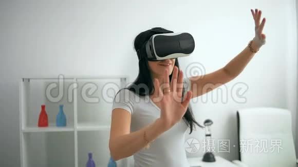 年轻女性体验虚拟现实视频
