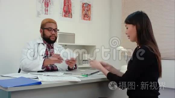 幸福的女性病人给钱看病视频