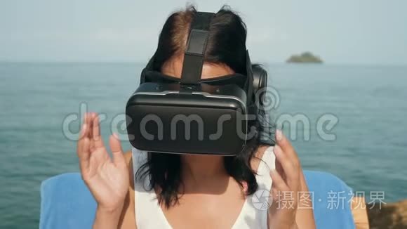 带虚拟现实护目镜的女人视频