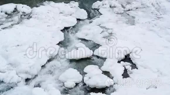 冬季景观，山河流经冰面