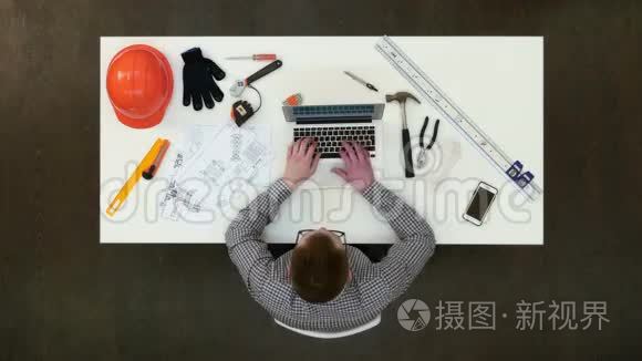 年轻建筑师有重要的图纸电话视频