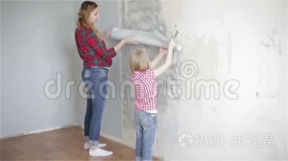 一对母女展开壁纸。 慢动作。