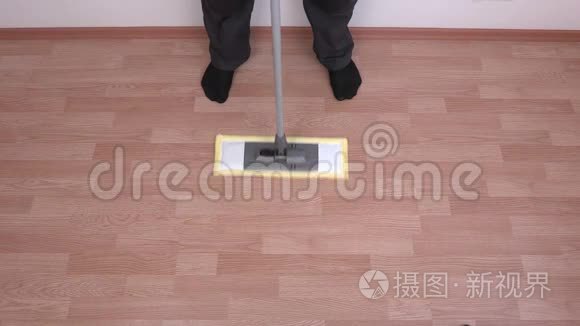 清洁工在地板上使用拖把视频