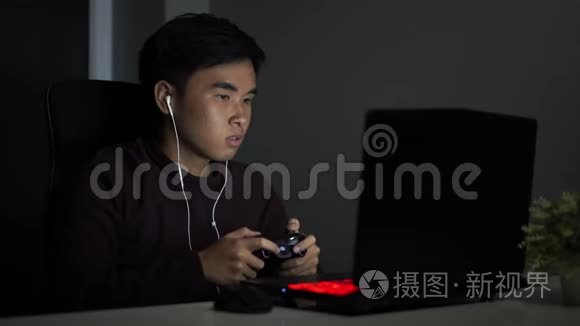 精神压抑的男人用操纵杆玩游戏