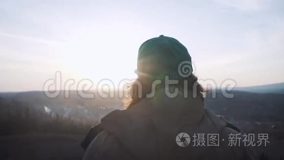 一位年轻的男性旅行者成功了