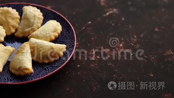 热辣可口的肉馅油炸水饺