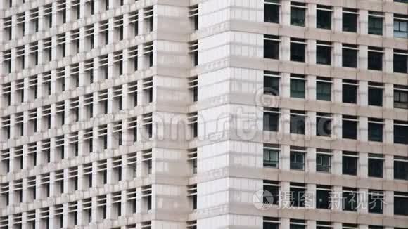 现代高层写字楼的倾斜镜头，带有玻璃立面。