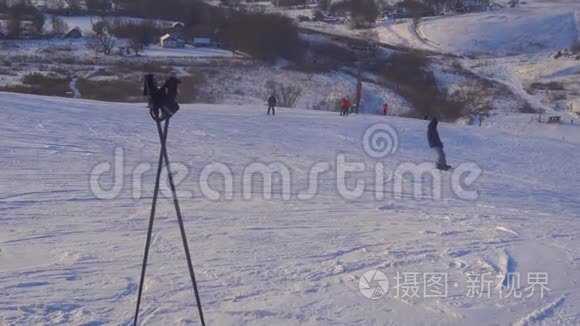 雪山景观背景上的滑雪和滑雪杆视频