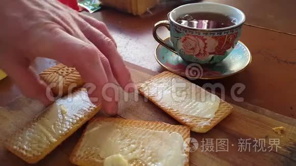 用刀子把黄油撒在麦饼干上吃早餐