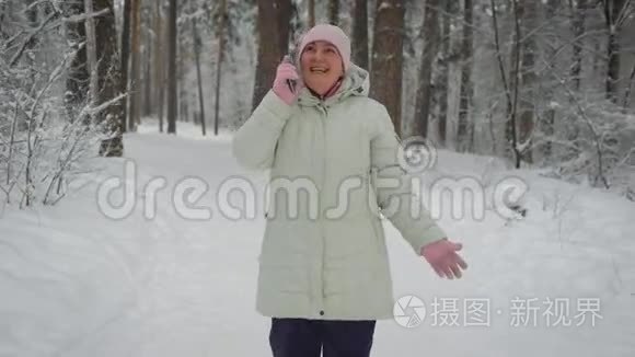 善良的女人，穿着明亮的粉红色帽子和手套，带着头巾的白色长夹克，黑色裤子，有趣的谈话朋友。