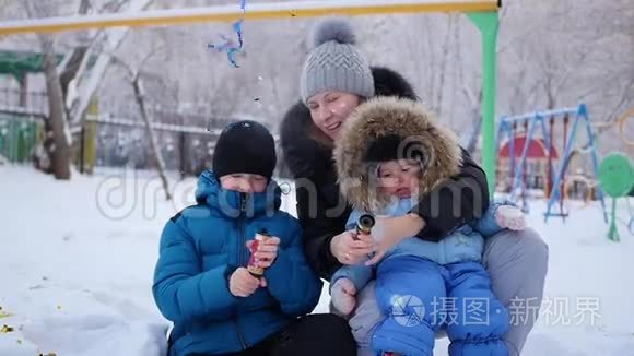 一家人在冬季公园里用鞭射击视频