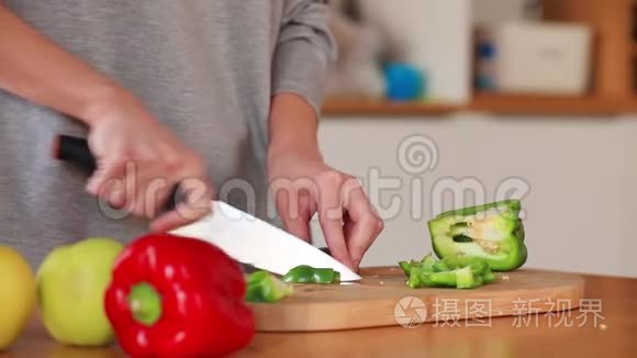 厨房用刀椒切下的女人视频