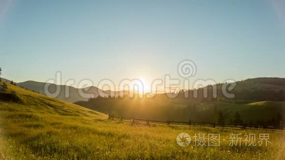 山景日出。 太阳射线。 时光流逝。